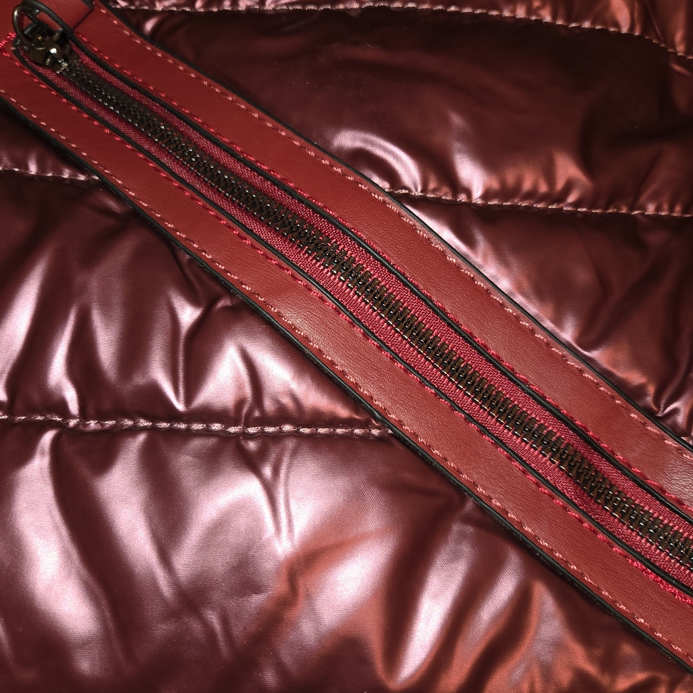 Red Quilted Crossbody Bag with Glossy Finish - Picture 5 of 6
